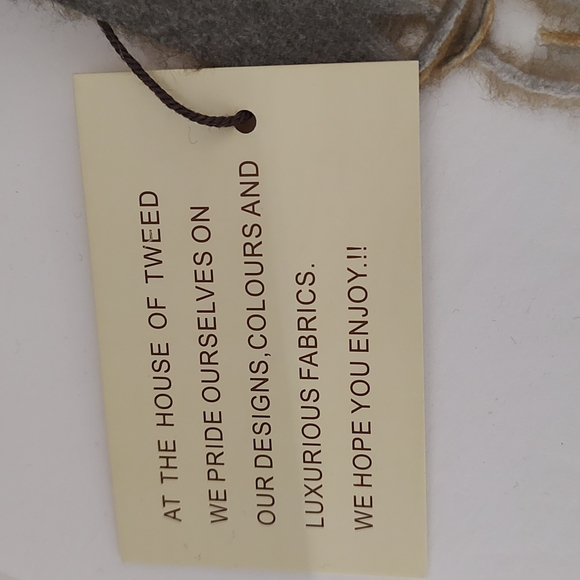 New House of Tweed Tan & Gray Dog Scarf / Wrap 27" x 38" Including Fringe - Picture 6 of 10